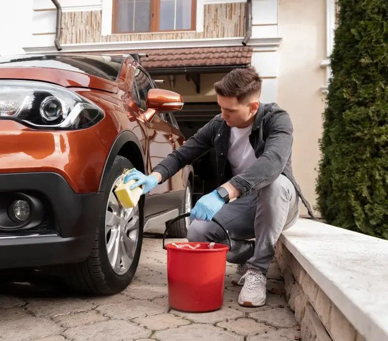 Lavage auto à domicile Larceveau-Arros-Cibits : professionnel intervenant sur un véhicule